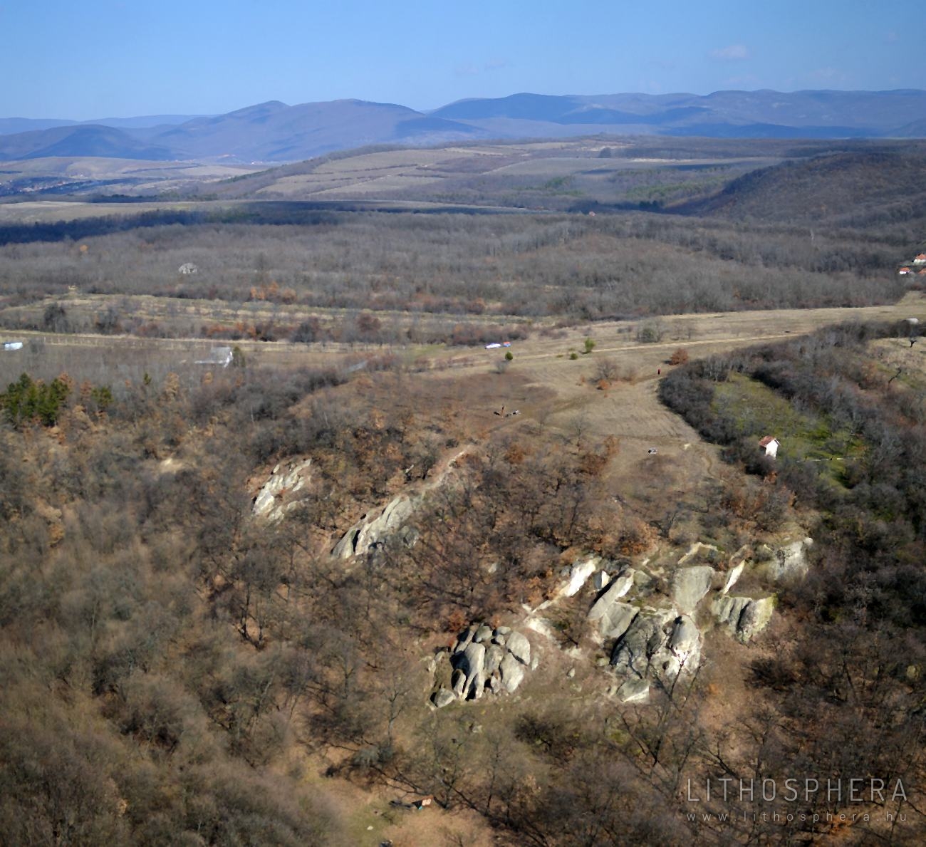1. kép: A Szomolyai kaptárkövek természetvédelmi terület látképe. Háttérben a Déli-Bükk hegyvonulata (Fotó: Bakó Gábor)