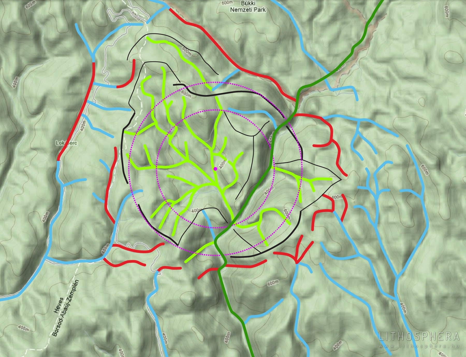 3.a ábra: A Hosszú-völgy környékének völgyirányai, vízrajzi hálózata a GoogleMaps domborzati modelljére vetítve Zöld völgyek: a krátermedence belsejébe futnak (konvergens irányúak). A krátersánc belső oldalain lefolyó vizek (völgyek) ágas szerkezete, centripetális iránya, s a sánc alja felé történő egyesülésük medencejelleget mutat; kék völgyek: a krátersánc külső oldaláról széttartanak (radiálisak) a völgyirányok, azaz centrifugális mintázat jellemzi. Ezeket a folyóvizeket a külső lejtők irányították; piros völgyek: azok a völgyszakaszok lettek kiemelve, amelyek ívelt futása a hajdani krátersáncot jelzik. (Figyelemre méltó a Hór-völgytől keletre a Belvács-völgy – Tamás-széki-völgy vonaláig nyomozható szeszélyesen hajladozó, ívelt vonalú különös völgyhálózat. Talán egy koncentrikus kráter külső pereme?)