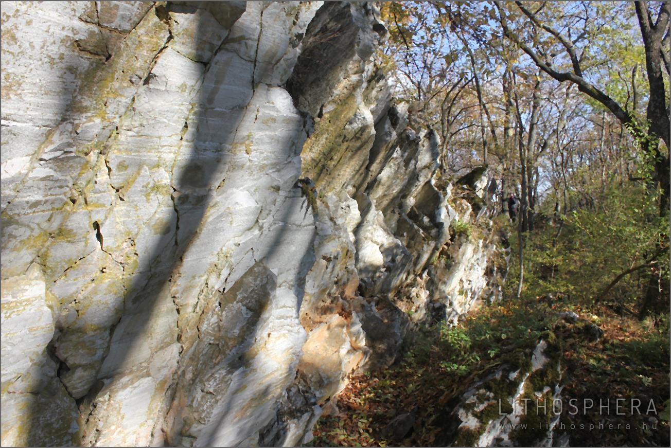Feltorlódott, "feltupírozott" (?) kőzetrétegek a Borostyán-kő tetején. Nem elképzelhetetlen, hogy a Borostyán-kő éles gerince a hajdani kráterperemet rajzolja ki