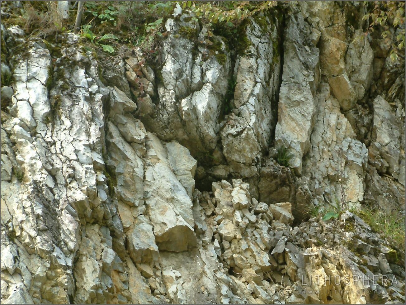 6. kép: A Nagy-Ökrös meggyötört, már-már breccsásodott kőzetrétegei