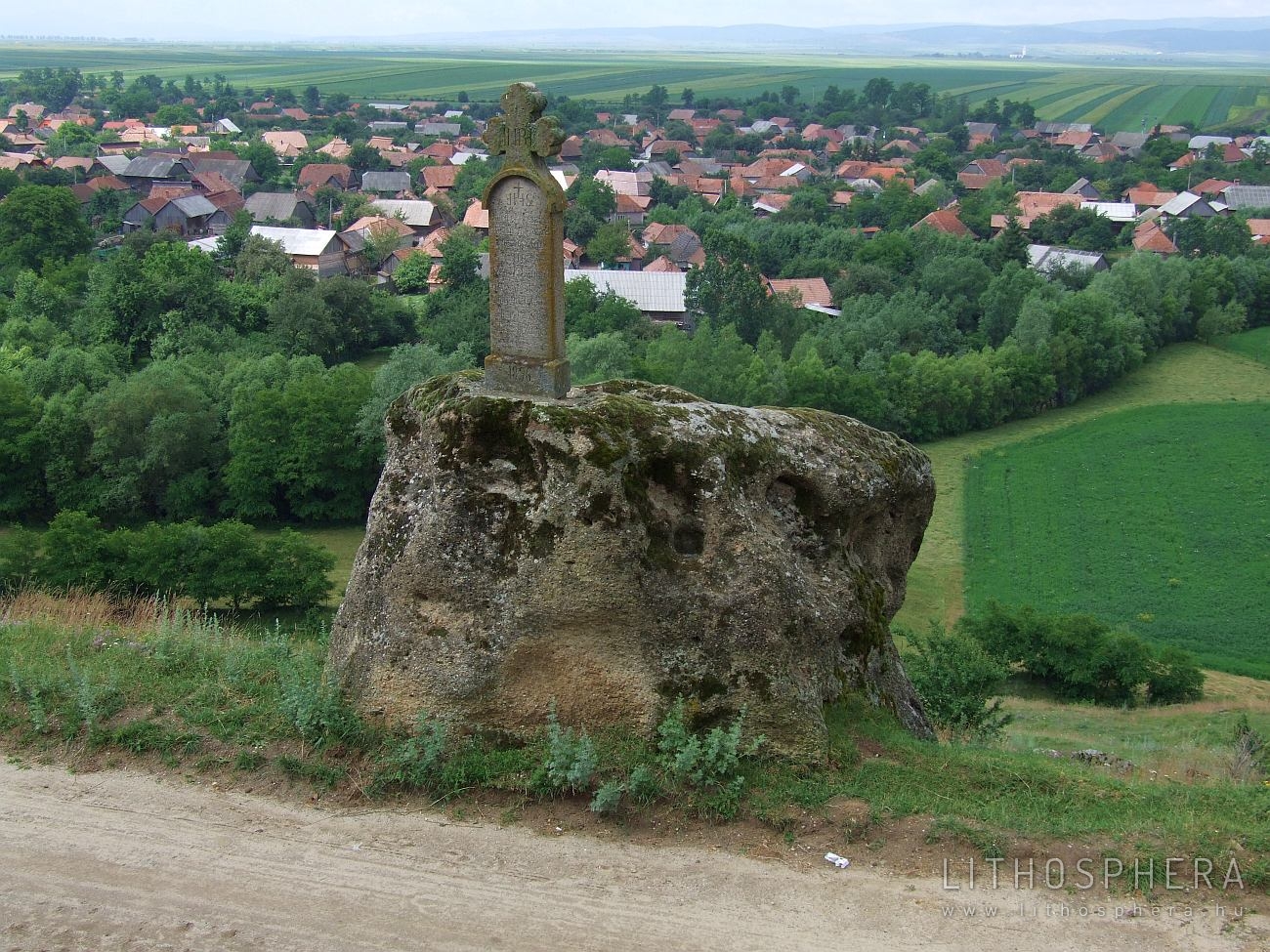 Jeles kő. A Dinnyés-kő a Per-kő oldalában (Kézdiszentlélek)