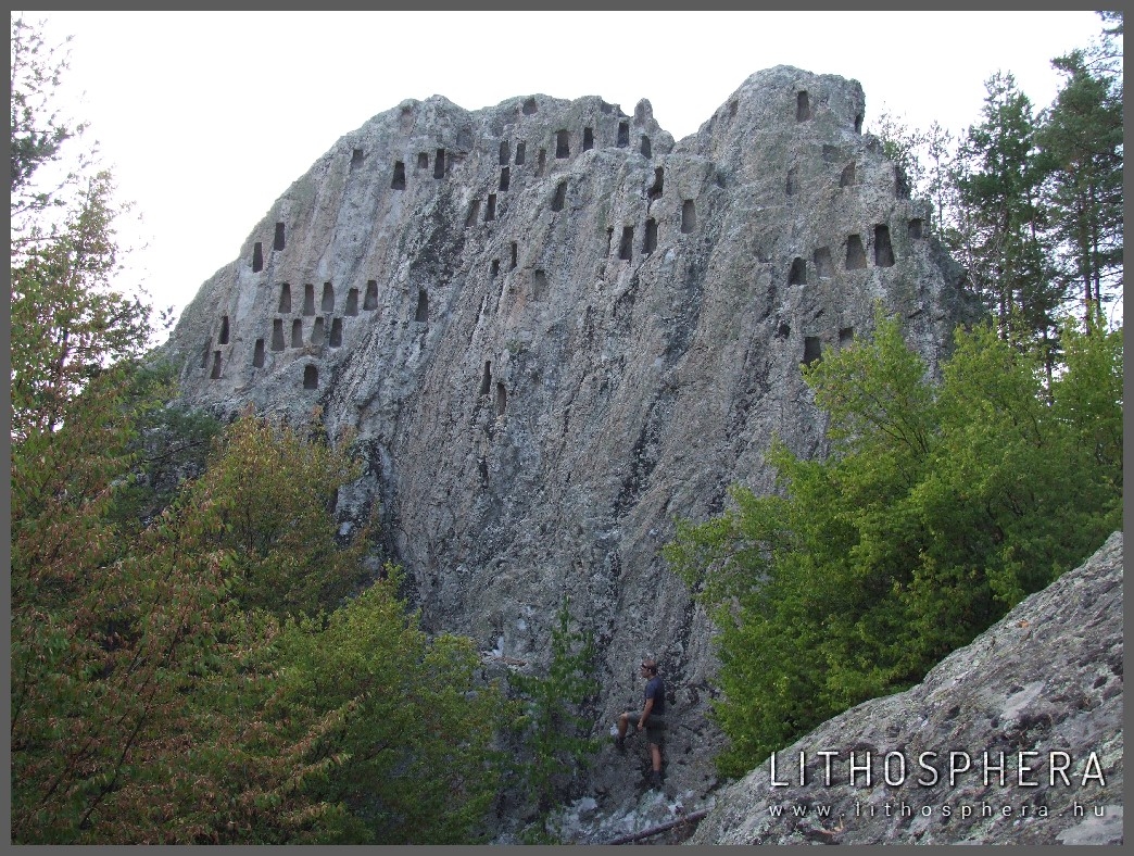 Ardino – Orlovi Skali (kevés híján száz fülke egy sziklán…)