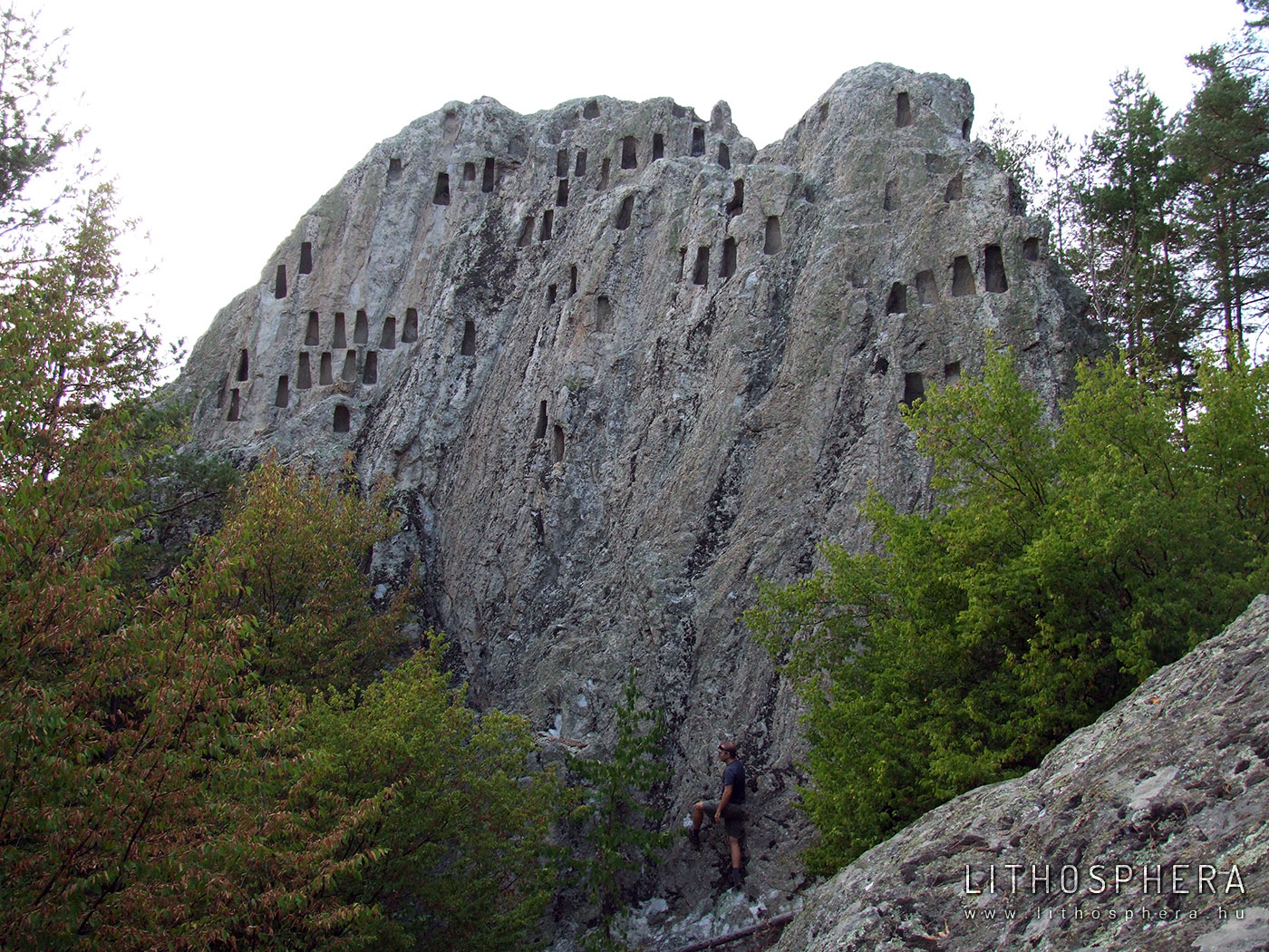 Sas-kő. A Katal kaya, azaz Orlovi skali a Keleti-Rodope egyik legtöbb fülkével rendelkező kultikus sziklája (Ardino, Bulgária). Az Arda vízgyűjtő területe bővelkedik ilyen megfaragott sziklákban, melyek a bronzkor végén, a vaskor elején kialakult kőkultúra sajátos elemei 