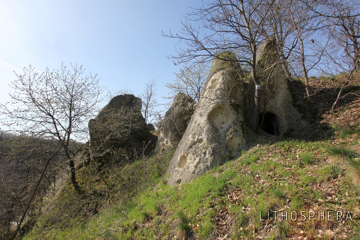 A Mész-hegy kaptárköve (H.2.c - II. szikla)